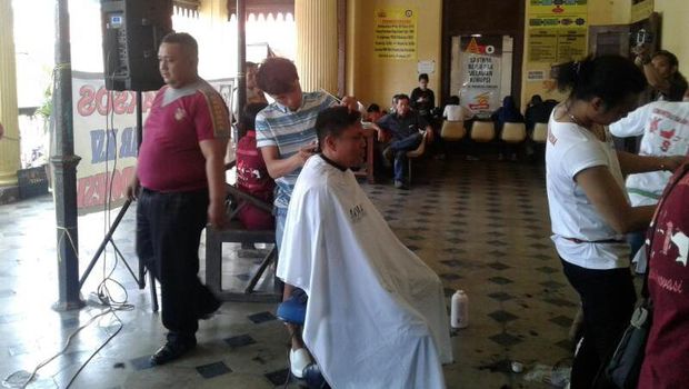 Ruang tunggupun disulap jadi tempat cukur rambut