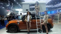 Mereka pun bersedia untuk berpose di samping mobil sesuai dengan permintaan para fotografer. 