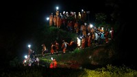 Tim SAR setempat terus melakukan pencarian hingga larut malam. REUTERS/Jaime Saldarriaga.