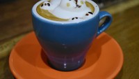 Ingin menikmati kopi dengan susu, pilih saja cappuccino. Tidak seperti cappuccino biasa, catppuccino punya bentuk yang unik. Kalau penasaran, sang barista juga bersedia mengajarkan Anda. Tak sulit membuat, dengan bantuan foam susu, Anda bisa membentuknya menjadi kucing lucu.