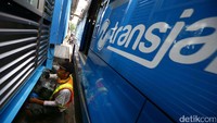 Beberapa bagian halte dicat dengan warna biru, sama dengan busnya.