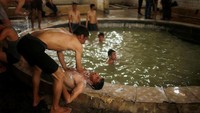 Foto: Tak hanya itu, traveler juga bisa merasakan nikmatnya dipijat oleh penyedia jasa pijat di sana. Teentu saja yang memijat laki-laki, bukan lawan jenis. Selepas dipijat, tubuh pasti akan rileks kembali (Suhaib Salem/Reuters)