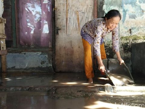 Banjir Surut, Lalin Jalan Raya Anyer-Cilegon Kembali Normal
