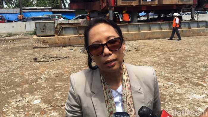 Bercucur Keringat, Begini Gaya Rini Soemarno Blusukan di Tol Medan-Binjai