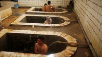 Foto: Selepas luluran dengan lumpur mengandung belerang, traveler bisa juga langsung mandi di pancuran air hangat ini. Rasanya dijamin segar dan penat langsung hilang (Suhaib Salem/Reuters)