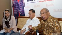 I Wayan Sudirta memberikan penjelasan.