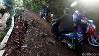 Kondisi amblasnya turap dan jalan, mengakibatkan hanya kendaraan bermotor yang hanya bisa melintas di jalan itu.