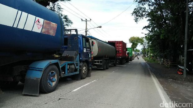 Arus lalu lintas macet hingga 5 kilometer