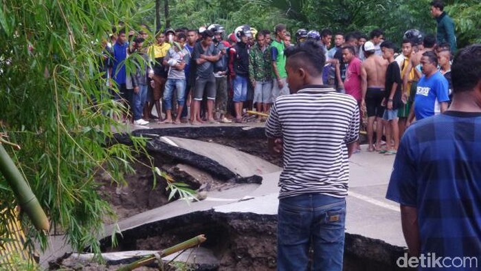 Jembatan dari Kupang Arah Timor Leste Ambruk, Lalu Lintas Lumpuh