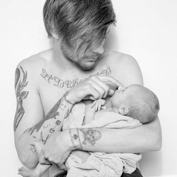 <i>Cute & Sexy</i>, Adam Levine Sampai Louis 1D <i>Topless</i> Saat Bersama Bayi