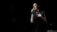 Lagu Nyawa dan Harapan menjadi lagu selanjutnya yang Raisa bawakan. Sebelum membawakan lagu ini, Raisa menyampaikan pesan agar menjauhkan diri dari kebencian.