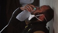 Kelompok pemantau HAM Suriah, Syrian Observatory for Human Rights (Observatorium Suriah untuk Hak Asasi Manusia) mengatakan bahwa serangan ini diyakini telah dilakukan oleh jet tentara Suriah, dan menyebabkan banyak orang mendadak tersedak, bahkan beberapa korban mengeluarkan busa dari mulut mereka. REUTERS/Ammar Abdullah.