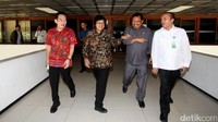 Sebelumnya, Menteri LHK Siti Nurbaya hadir bersama Ketua Komisi IV, Herman Khaeron (kedua kanan) ditemani Daniel Johan (kiri) saat berjalan menuju ruang rapat.