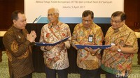 Direktur Utama PT Bhanda Ghara Reksa (Persero), R Ruli Adi, (dari kiri) berbincang dengan Direktur Keuangan PLN, Sarwono Sudarto, Direktur Operasi dan Pengembangan BGR, Nofrisel, dan Asisten Deputi Bidang Energi Logistik Kawasan dan Pariwisata Kementerian BUMN, Agus Suharyono, seusai penandatanganan kerjasama di Jakarta, Rabu (5/4).