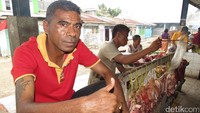 Selain ikan ada juga daging sapi dan daging babi. Hendry sudah lama berjualan daging babi di Pasar Rakyat Atambua (Fitraya/detikTravel)