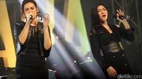 Begini penampilan Raisa dan Isyana di proyek duet bertajuk Anganku, Anganmu yang digelar di Assembly Hall Menara Mandiri, Sudirman, Jakarta Pusat pada Rabu (5/3/2017).