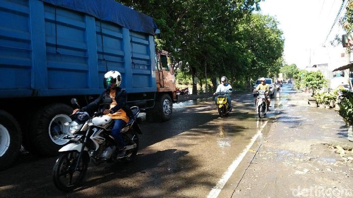 Banjir Surut, Lalin Jalan Raya Anyer-Cilegon Kembali Normal