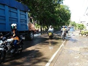 Banjir Surut, Lalin Jalan Raya Anyer-Cilegon Kembali Normal