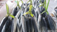 Uniknya, banyak juga ikan terbang yang dijual di sini. Warga Atambua menyebutnya ini ikan Indosiar (Fitraya/detikTravel)