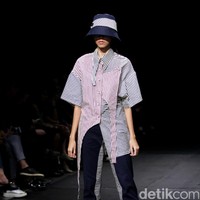 Austere by Tri Handoko mengangkat koleksi terbarunya yang bertajuk Lenient di Plaza Indonesia Fashion Week 2017. Plaza Indonesia Lt. 8, Jakarta. [Foto: Mohamamd Abduh/Wolipop]
