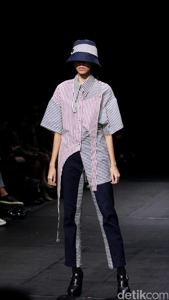 Austere by Tri Handoko mengangkat koleksi terbarunya yang bertajuk Lenient di Plaza Indonesia Fashion Week 2017. Plaza Indonesia Lt. 8, Jakarta. [Foto: Mohamamd Abduh/Wolipop]
