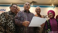 Peningkatan konsumsi kWh ini juga didukung kenaikan jumlah pelanggan yang sampai akhir 2016 mencapai 64,3juta atau bertambah 3,1 juta pelanggan dari akhir 2015 sebesar 61,2 juta pelanggan. Bertambahnya jumlah pelanggan ini juga mendorong kenaikan rasio elektrifikasi nasional yaitu dari 88,3 % pada Desember 2015 menjadi 91,16% pada Desember 2016, melampaui target rasio elektrifikasi tahun 2016 yang tertuang dalam rencana strategis 2015-2019 sebesar 90,15%.