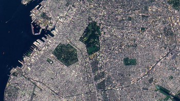 Hijaunya Prospect Park dan Green-Wood Cemetery daerah Brooklyn dilihat dari atas. Foto: NASA