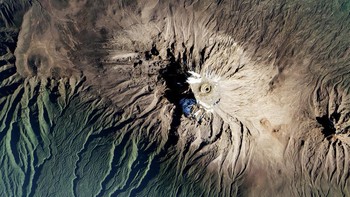 Gunung Kilimanjaro dilihat dari angkasa. Foto: NASA