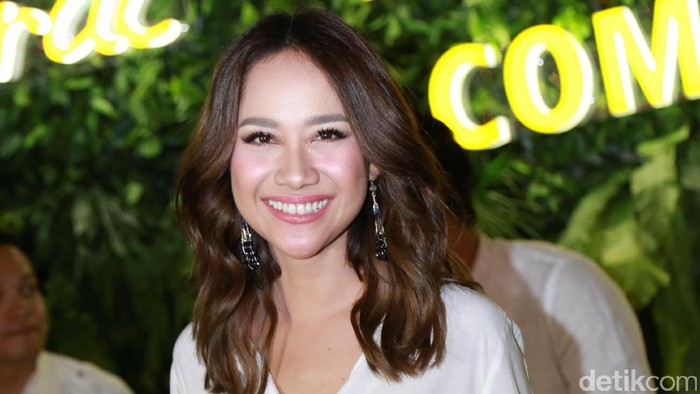 BCL Suka Traveling ke Mana Saja Sih?