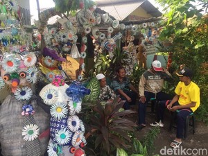 Suryansyah Manfaatkan Botol dan Plastik Bekas untuk Hias Rumahnya