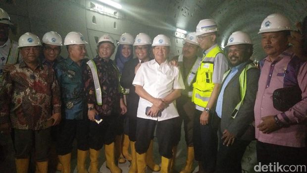 Komisi V DPR RI meninjau pembangunan MRT.