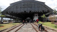 Kondisi atap Stasiun Tanjung Priok yang sudah tampak rusak dan usang kini sudah rapi diperbaiki. 