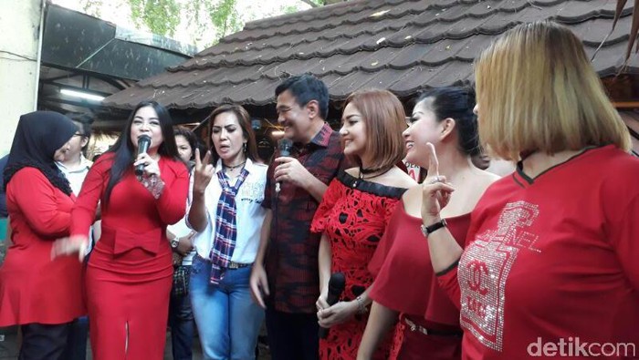 Kompak Berbaju Merah, Five V hingga Annisa Bahar Dukung Ahok-Djarot