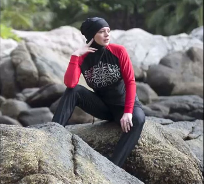 Tak kalah menggemparkan, Lindsay Lohan juga pernah memakai burkini atau baju renang tertutup dari kepala hingga kaki. Ia mengenakan busana renang yang sering dipakai wanita muslim itu, saat liburan di Thailand. Foto: Dok. YouTube Lord Spoda