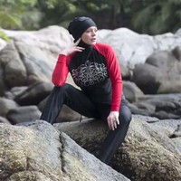 Tak kalah menggemparkan, Lindsay Lohan juga pernah memakai burkini atau baju renang tertutup dari kepala hingga kaki. Ia mengenakan busana renang yang sering dipakai wanita muslim itu, saat liburan di Thailand. Foto: Dok. YouTube Lord Spoda