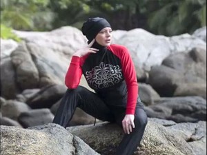 Dikabarkan Mualaf, Lindsay Lohan Tampil Tertutup Pakai Burkini di Pantai