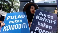 Para aktivis dan nelayan berunjukrasa di depan gedung Kementrian Kelautan dan Perikanan (KKP), Jakarta, Kamis (6/4/2017).