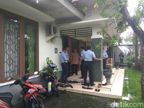 Pejabat dan pegawai KemenkumHAM Jatim melayat