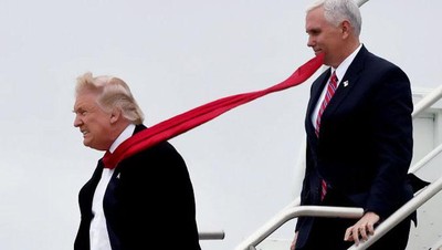 Donald Trump dan Lelucon Dasi Super Panjang