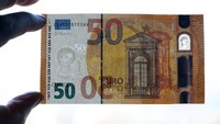Untuk pecahan 50 euro baru yang bergambar Europa, tokoh mitologi Yunani, sekarang sudah bebas dari lemak binatang.  REUTERS/Kai Pfaffenbach/File Photo.