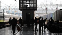 Untuk kereta api penumpang yang berangkat dari Stasiun Tanjung Priok diantaranya melayani KRL relasi Tanjung Priok - Jakarta Jota dan Kereta Lokal Tanjung Priok - Cikampek /Purwakarta.