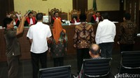 Para saksi diambil sumpahnya.