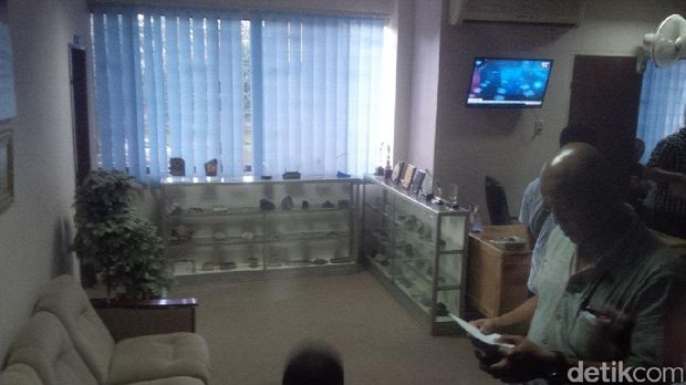 Polisi di Kantor Dinas Pertambangan dan Energi Sumut