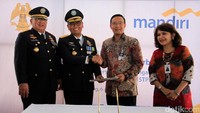 Penandatanganan kerja sama pemanfaatan layanan keuangan dilakukan oleh Regional CEO Jakarta I Bank Mandiri Aquarius Rudianto dan Ketua STPI Novyanto Widadi, Kamis (6/4/2017).