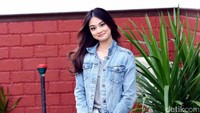 Gege saat tampil dengan jaket denim, kaus abu-abu, dan jeans. Pool/Noel/detikFoto.
