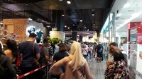 Berbeda dengan konser sebelumnya yakni Singapura, kali ini mereka harus terlebih dahulu menukarkan bukti pembelian dengan tiket asli pada Kamis (6/4).