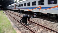 Sampah-sampah yang ada dan berserakan di sisi Rel Kereta Api ataupun di sekitar Stasiun juga turut dibersihkan.