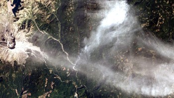 Erupsi gunung Saint Helens pada Oktober 2004. Foto: NASA
