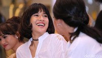 Ia pun tampak happy saat ditemui di acara tersebut. 