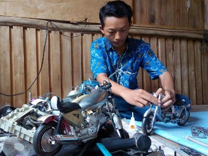 Pemuda Purwakarta Ini Sulap Limbah Jadi Miniatur Motor Klasik